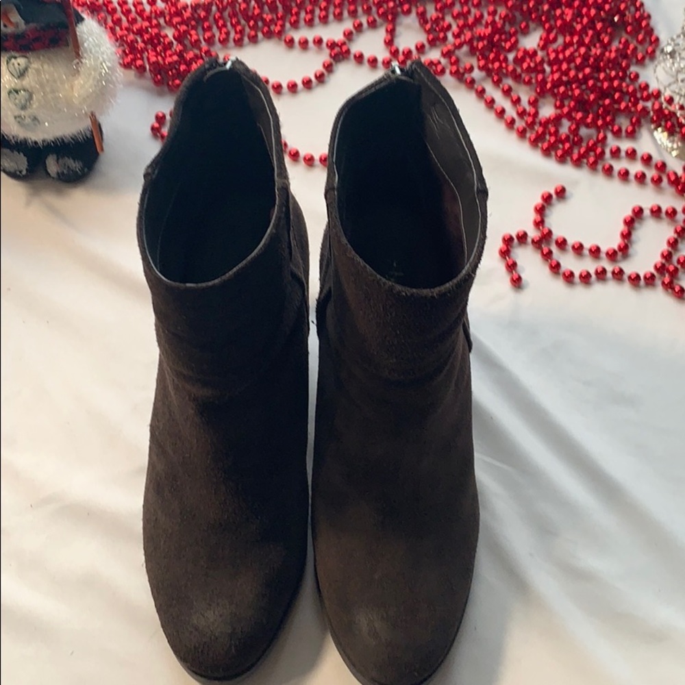 Brown suede Arturo Chiang size 8